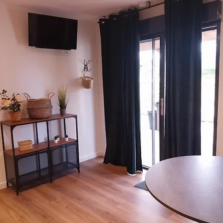 Logis Restaurant Cruzel מלון 2*
