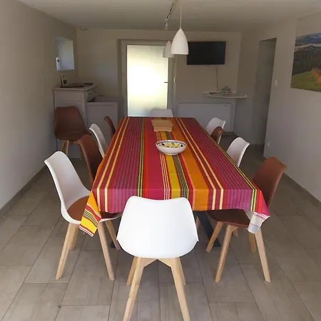 Logis Restaurant Cruzel מלון