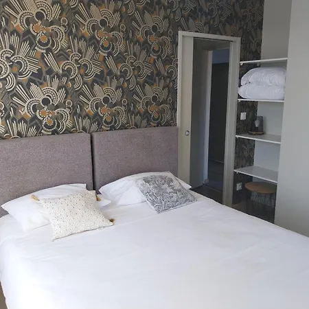Logis Restaurant Cruzel מלון 2*